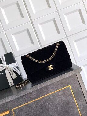Classic CHANEL Bag: A Stylish and Versatile Choice for Elegance